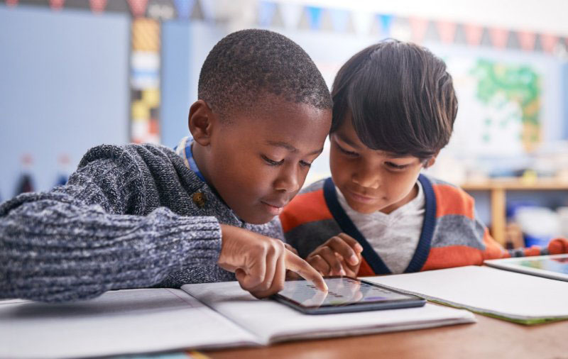2 children are learning in a classroom.